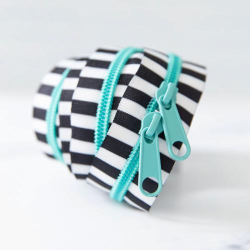 Black & White 30" Zipper Caribe